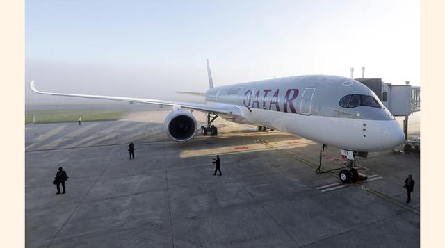 El avión de pasajeros más nuevo del mundo, el Airbus A350, surcó los cielos al cubrir en su primer vuelo comercial Qatar, en el golfo Pérsico, con Fráncfort, Alemania. (Foto: Reuters)