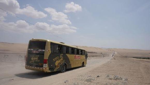 Transportistas y otros conductores cruzan el desierto de Ica ante el bloqueo de la Panamericana Sur por protestas. (Foto: Andina)