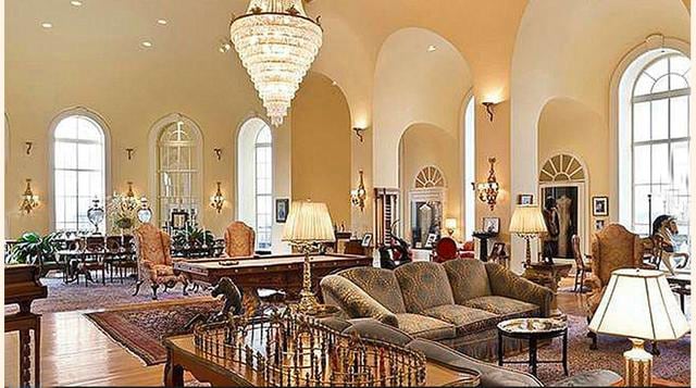 El ‘The Penthouse’ del Hotel Pierre ocupa tres plantas con vistas de 360 grados a Manhattan. Incluye 16 grandes habitaciones. Su  factura de electricidad y del servicio es de US$ 47,000 mensuales. (Foto: Expansion)
