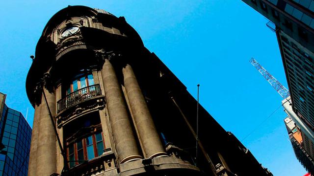 Sin embargo, el precio responde a que la compañía tiene pocas acciones en circulación, heredado de cuando los únicos dueños fueron intermediarios locales que requerían tener participaciones en la negociación de intercambio. La norma viene siendo desechada