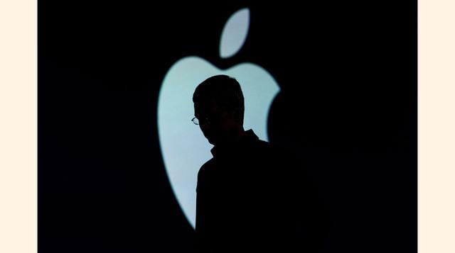 La silueta de Tim Cook, CEO de Apple, mientras sale del escenario durante la Worldwide Developers Conference en San Francisco el 8 de junio del 2015. (Foto: Bloomberg)