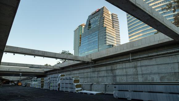 Un edificio de oficinas de HSBC Holdings Plc se encuentra sobre el proyecto de la autopista subterránea Paseo del Bajo en construcción en Buenos Aires, Argentina. | Foto: Boomberg.