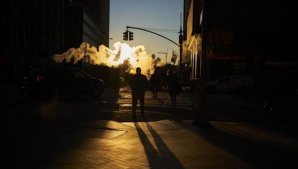 El vapor sube cuando los peatones cruzan una calle cerca de la Bolsa de Valores de Nueva York (NYSE) en Nueva York, EE. UU., el jueves 27 de diciembre de 2018. (Fotógrafo: John Taggart/Bloomberg)