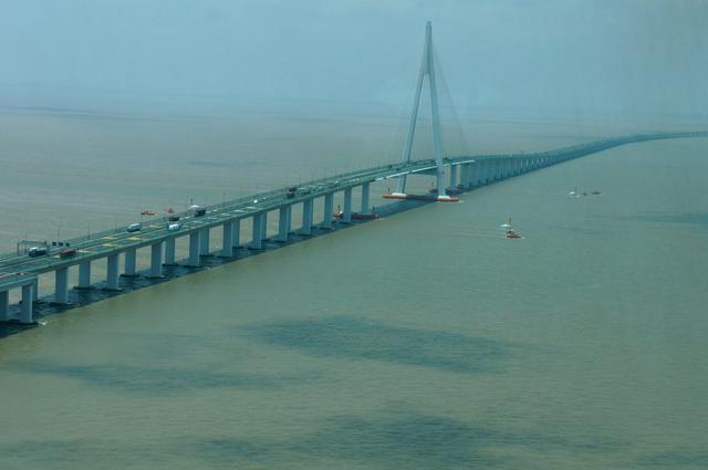 FOTO 15  | Gran Puente Danyang-Kunshan (China), esta ubicado entre Shanghai y Nanjing, al este de la provincia china de Jiangsu, y forma parte de la autopista entre Pekín y Shanghái. Pasa por distintas poblaciones – Danyang, Changzhou, Wuxi, Suzhou, Kunshan–, por paisajes de arrozales, tierras bajas, ríos y lagos, y durante nueve kilómetros flota sobre las aguas del lago Yangcheng. Su construcción comenzó en 2008 y fue inaugurado en 2011.