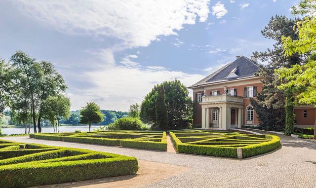 Von Kibed, que reside en Londres, compró la villa principalmente como inversión. Después de completar una segunda renovación, esta vez para restaurar la decoración de la casa y su estética inicial, la puso en el mercado por 28 millones de euros (US$ 31.4 