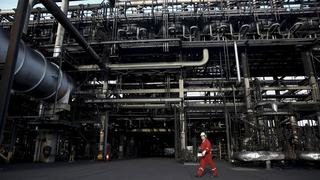 Choque entre Arabia y México impide acuerdo de recorte producción petróleo pese a presión Trump