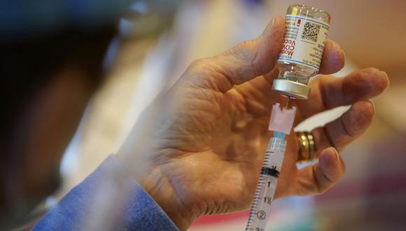 Una persona llena una jeringa con una vacuna Moderna contra el coronavirus. (AP/Matt Slocum).