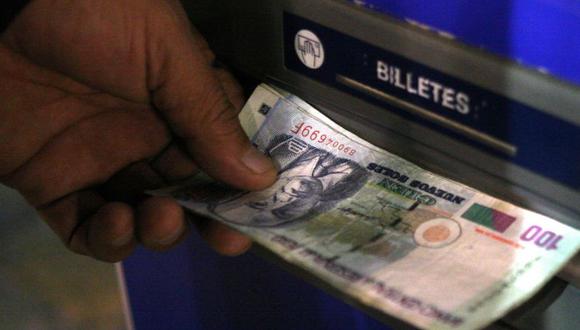 ¿El cajero automático le arrojo billetes falsos o menos dinero? Hallar una solución a tan mala experiencia sí es posible. (Foto: Andina)