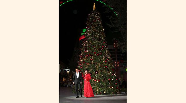 Las Vegas, Nevada, Estados Unidos. Los cantantes Donny y Marie Osmaond presentan el evento de encendido del árbol en el Linq Promenade el 19 de noviembre.