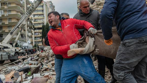Un rescatista reacciona mientras lleva un cuerpo encontrado entre los escombros en Adana, Turquía, el 6 de febrero de 2023, después de que un terremoto de magnitud 7.8 azotara el sureste del país.(Foto de Can EROK / AFP).