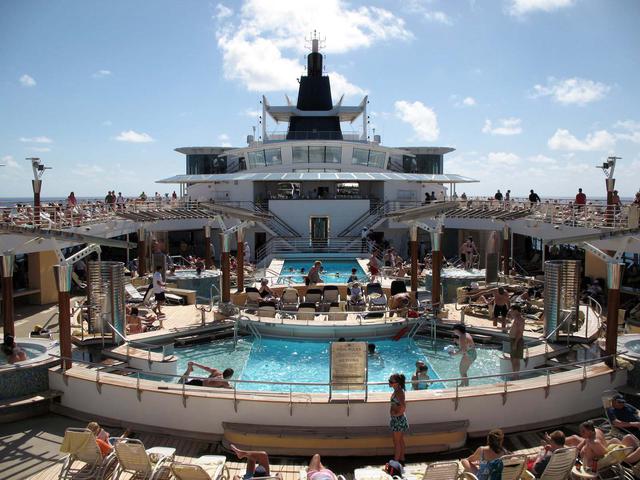 FOTO 6 | Los cruceros crecieron (y rejuvenecieron). Tampoco se trata solo de aventura: los cruceros se vuelven más innovadores en sus conceptos gastronómicos y de entretenimiento, reemplazando los manidos espectáculos de revista con producciones originales (a veces interactivas). La tendencia continuará en 2018, con un impulso para que los avances tecnológicos de vanguardia lleguen a la mayoría de las líneas principales. (foto: freepik)