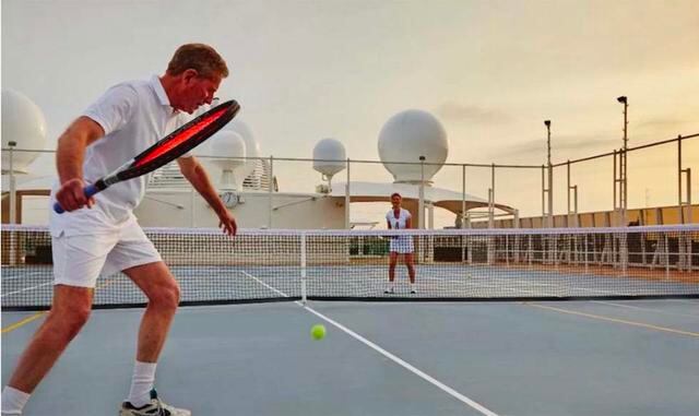 The World cuenta con dos piscinas al aire libre y el jacuzzi para que los residentes se relajen y disfruten del sol en la cubierta principal. (Foto: Mega ricos)