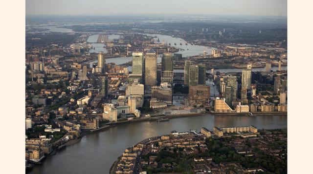 Canadá. Reservas probadas de crudo: 173,200 millones. Canadá exporta la mayor parte de su petróleo a EE.UU. y Europa. Sin embargo, análisis recientes muestran que sus arenas de petróleo son 20% más intensas en carbono que el promedio, lo que significa que