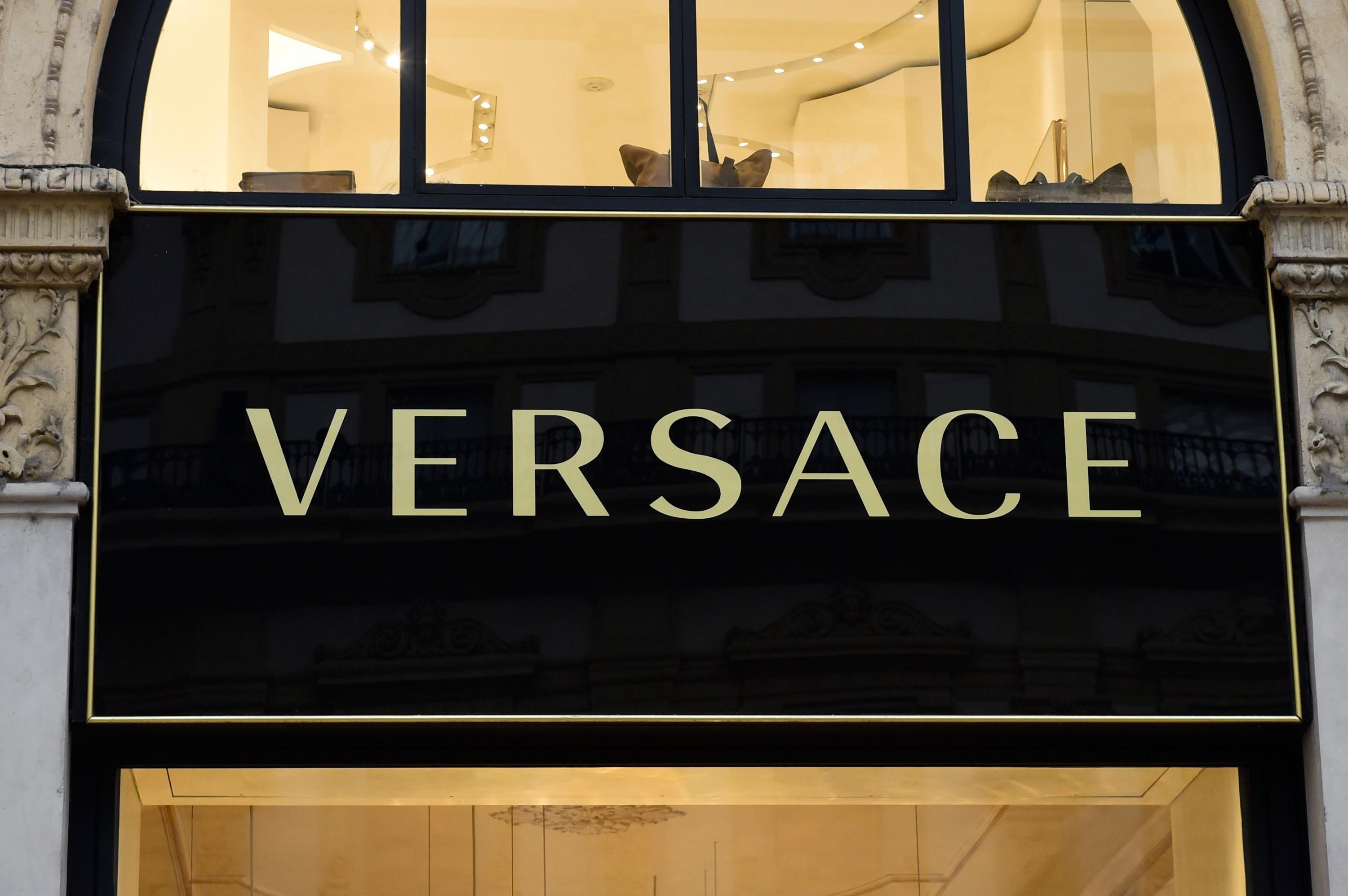 La familia Versace seguirá manteniendo una participación minoritaria en la nueva marca. (Foto: AFP)