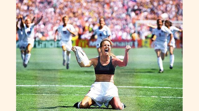 Brandi Chastain - Copa Mundial de Fútbol Femenino - Julio 10, 1999. Celebración de la jugadora norteamericana luego de anotar el tiro de penal que le dio el título mundial a EE.UU. (Foto: Learni)