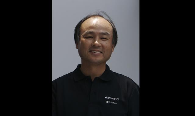 MASAYOSHI SON. Negociador maestro: fundador de Softbank. Cuando tenía 19 años, vi por primera vez una foto de un microprocesador en una revista científica. Era sólo un chip pequeño que podía caber en la punta de un dedo, pero representaba una computadora entera. “Oh, Dios mío, esto va a cambiar la vida de la humanidad. Ésa es la invención más grande que la humanidad jamás ha creado”, me dije. Y empecé a llorar en la calle. Esos microprocesadores se compactaron en una PC, luego se unieron para crear Internet y luego smartphones, ahora están ampliando nuestro conocimiento e inteligencia a través de la inteligencia artificial.