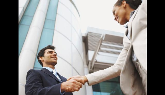FOTO 4 | La atención al bebé grande
Las personas saben perfectamente cómo reaccionas frente a ellas. Cuando conoces a alguien nuevo, voltea tu cuerpo por completo hacia él o ella y dales la misma atención que le darías a un bebé. Lowndes dice: “Voltear a ver a la gente por completo da el mensaje de: “Creo que eres muy muy especial”.