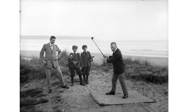 FOTO 10 | New Old Stock. New Old Stock es una colección de fotos antiguas, muchas tomadas por agencias gubernamentales o descubiertas en ventas de bienes. Puede navegarla durante horas sin aburrirse.