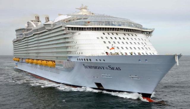 FOTO 5 | El barco tiene pista de patinaje sobre hielo, simulador de surf y el tobogán más elevado en alta mar, entre otras instalaciones.