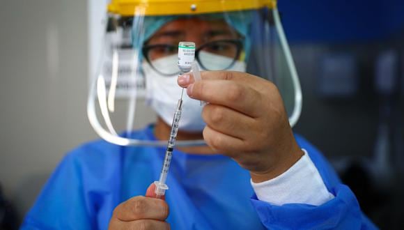 “Los resultados preliminares hasta ahora mostraron que la vacuna de refuerzo puede aumentar efectivamente el título de anticuerpos neutralizantes y la persistencia de anticuerpos, y también mejorar efectivamente la capacidad de la vacuna para resistir mutaciones”, manifestó Zhang. (Foto: GEC)