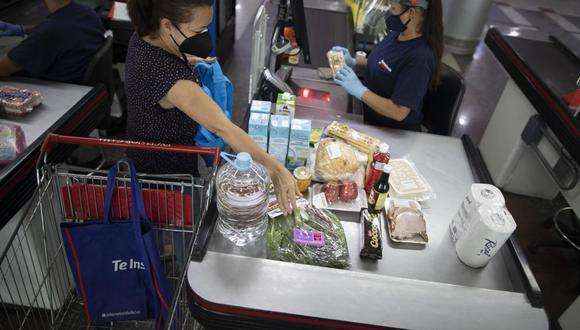 Propuesta busca controlar precios de productos de las empresas públicas y privadas. (AP Photo/Ariana Cubillos).