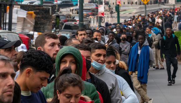 Los solicitantes de asilo hacen cola frente al edificio federal Jacob K. Javits en la ciudad de Nueva York.