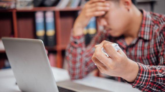 Incluso cuando no estamos físicamente en el trabajo, nos sentimos encadenados a nuestros buzones de correo desbordados. (Foto: Freepik)