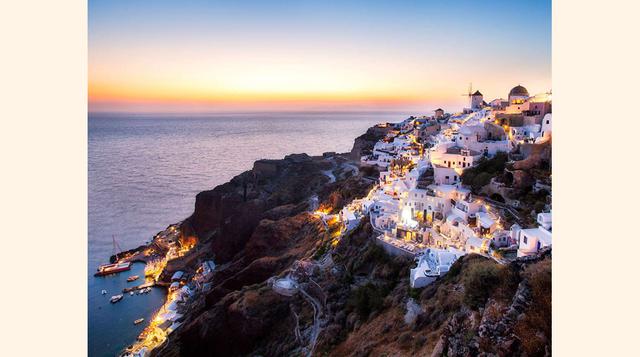 Santorini, Grecia. Santorini tiene fama de ser uno de los mejores lugares del mundo para ver el atardecer, y no es para menos. Las fachadas de las casas blancas se tiñen de diferentes tonos anaranjados a medida que el sol se va sumergiendo en el mar Egeo 