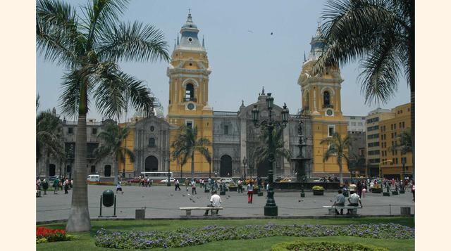 Los restos de Pizarro. Muchas de las mansiones e iglesias coloniales del centro histórico de Lima desaparecieron con la expansión urbanística, los terremotos y la humedad permanente. Pero la plaza de Armas, donde Francisco Pizarro instaló en el siglo XVI 