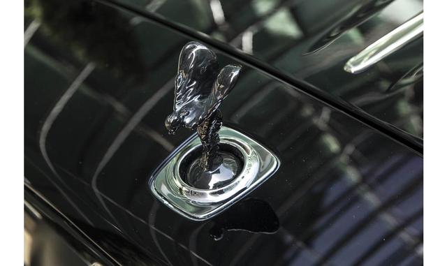 Pero el Wraith Black Badge es único en cuanto a su sombrío ornamento de cromo Spirit of Ecstasy y entradas de aire ennegrecidas, además de nuevas llantas de un compuesto de fibra de carbono. Llevó cuatro años desarrollar estas últimas y para fabricarlas s