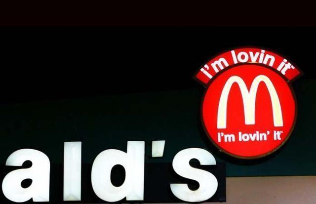 4. ‘I’M LOVIN IT’ (McDonald’s, 2003). Esta frase fue creada para evocar los placeres de la vida cotidiana, buscando posicionar a la marca como un estilo de vida más que como una comida. Sin embargo, en 2014 los resultados negativos de McDonald’s provocaron un cambio de imagen y este afamado eslogan fue cambiado por otro (“Lovin’Beats Hatin’”).