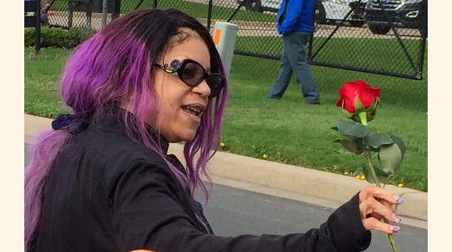 La hermana de Prince se presentó el jueves en la residencia del cantante, para depositar un ramo de flores y dedicar unas palabras de agradecimiento a los fans que se desplazaron hasta allí a mostrar sus respetos. “Él los quería a todos, gracias por devol