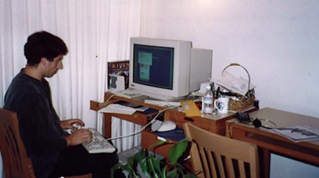 El nombre "BackRub" no duró mucho, ya que decidieron que un "googol", o el número uno con cien ceros después de él, mejor refleja la cantidad de datos que estaban tratando de tamizar a través. El nombre poco amigable "Google"