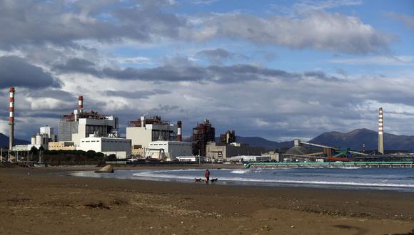 La planta termoeléctrica AES Gener (L) y la fundición de cobre de la empresa Codelco en Puchuncaví, Región de Valparaíso, Chile, el 23 de junio de 2022. (Foto de JAVIER TORRES / AFP)