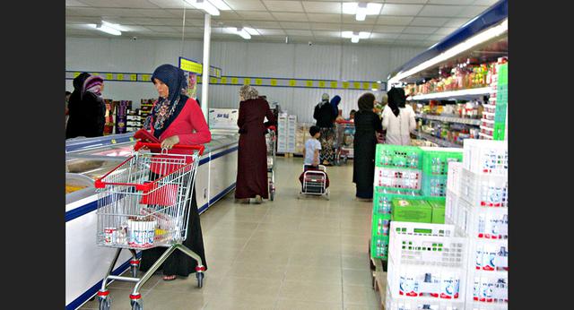 Cada uno de los refugiados en el campo recibe 100 liras turcas mensuales (cerca de US$ 28.5) para que puedan comprar productos de primera necesidad en el mercado.