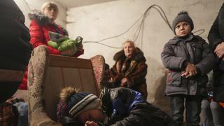 Al menos 10 niños muertos y 6 escuelas bombardeadas en Ucrania, según ONG