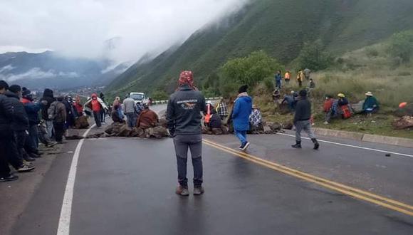 Los manifestantes han colocado enormes piedras en las vías de acceso. (Foto Facebook: ElObservador.pe)