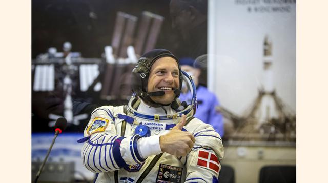 El danés Andreas Mogensen sonríe después de ponerse su traje espacial en el cosmódromo de Baikonur, Kazajstán. El mando de la EEI pasará a Scott Kelly, de la NASA, que junto al ruso Mijail Kornienko pasará un año entero en órbita para estudiar los efectos