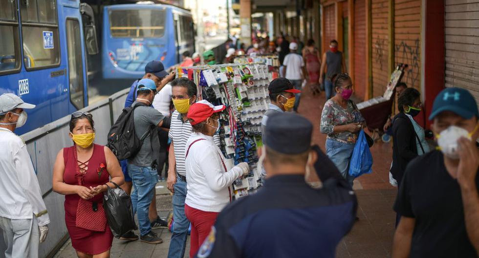 La gente camina en una calle ya que la ciudad permitió que algunas empresas reabrieran el miércoles después de una caída en las muertes diarias debido al brote de la enfermedad por coronavirus (COVID-19), en Guayaquil, Ecuador, 20 de mayo de 2020(REUTERS/Vicente Gaibor del Pino).