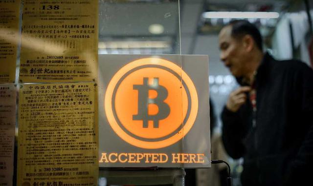 Bitcoin. El Bitcoin es una moneda digital basada en un algoritmo. Permite comprar bienes y servicios y puede cambiarse con otras divisas. No tiene el respaldo de ninguna entidad emisora, es independiente de las redes bancarias, y funciona de una manera de