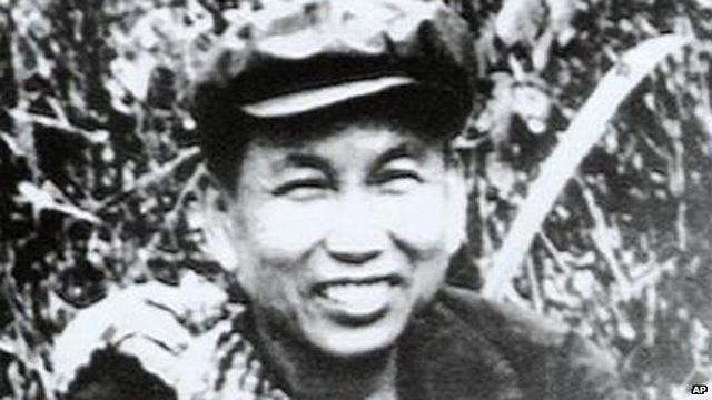Pol Pot: El que sería el jefe de los Jemeres rojos se educó en la adhesión absoluta a la autoridad, la severidad y la prohibición de expresar emociones. No reconocido por el padre y marcado por un constante fracaso escolar, vivió experiencias sexuales traumáticas durante su adolescencia en el harén del rey de Camboya. (Foto: AP)
