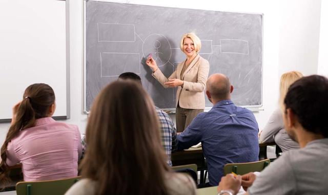 FOTO 7| Averigua quiénes son los docentes que te enseñarían.  Si bien importan sus estudios académicos e investigaciones, evalúa también su nivel de conexión con la realidad: qué cargos directivos ocupan o han ocupado en empresas importantes, qué consulto