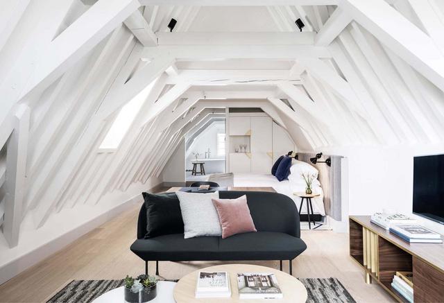 FOTO 11 | Kimpton de Witt, Holanda
Para vivir la ciudad a tope nada como reservar una de sus habitaciones: está en el mismo centro, muy cerca de la estación central y cuenta con bicis –y no cualesquiera, sino las VanMoof– gratis. Además, podrás rodearte de arte y diseño holandés, desde las tazas de té hasta los columpios de bambú del patio interior, los cojines de la cama y los míticos azulejos de Delft. Tiene un gimnasio bien equipado, un bar americano, el Wyers, y admite mascotas. LO + HOT es que todos los días a las cinco de la tarde se inaugura la wine hour, en la que se sirven vinos (invitación de la casa) y algo de picar.