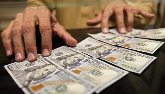 El dólar cerró a la baja al iniciar la semana. (Foto: EFE)
