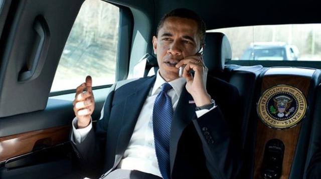 Barack Obama, presidente de Estados Unidos y el líder político más poderoso del mundo, aquí hablando por un sencillo teléfono plegable. (posadasdirecto.com)