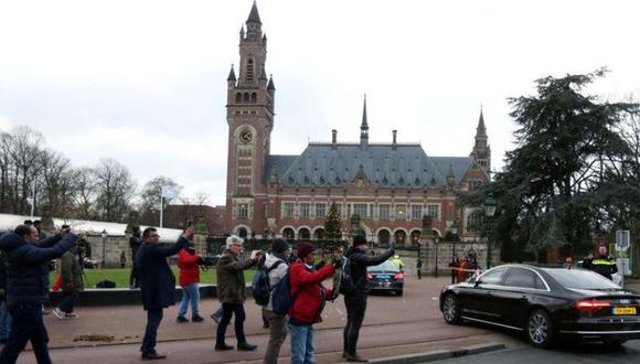Turistas y transeúntes toman fotos del edificio de la Corte Penal Internacional en La Haya, Holanda. REUTERS/Eva Plevier