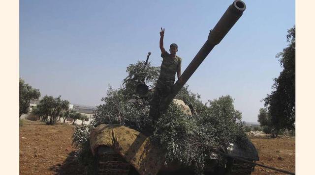 Un miembro del ejército sirio libre, subido a su tanque allá por el año 2012.(foto:Diario ABC, S.L.)