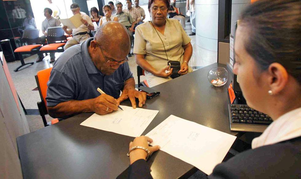 Foto 8 | La mayoría de fondos mutuos y de AFP está en rojo en febrero por bajón en las bolsas. El índice Dow Jones del mercado neoyorquino cayó 5.6% la semana pasada. Este fuerte retroceso, el mayor de los últimos dos años, golpeó a los mercados en todo el globo. En nuestro país, impulsó al dólar de S / 3.219 a S/ 3.277 y paró en seco la buena racha de la Bolsa de Valores de Lima (BVL), cuyo Índice General cedió 2.5% (ver gráfico). Además, la caída global en el valor de los activos arrastró a la mayoría de fondos mutuos y de AFP. En febrero, todos los fondos de las AFP, a excepción de los tipo 0 –ultraconservadores y diseñados para los afiliados muy próximos a jubilarse- registran pérdidas entre 0.047% y 2.367%, según Economática. El fondo 3 de las AFP, el más arriesgado y que está dirigido a los afiliados más jóvenes, fue el más afectado por su mayor exposición a acciones, indicó a Gestión Gonzalo Llosa, gerente de Estrategia de Inversión de Prima AFP. La rentabilidad de los fondos 2, que invierten en acciones y bonos y en los que están la mayoría de afiliados, también sufrió el impacto del bajón de Wall Street; y, en menor medida, el fondo 1, con inversión predominante en bonos y depósitos. (Foto: Andina).
