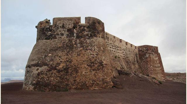 Castillo de Santa Bárbara, Construido en el siglo XV por Sancho Herrera para vigilar la costa, sufrió una serie de reformas a lo largo del siglo XVI para poder refugiar a los ciudadanos en caso de invasión. De todos modos, a finales de ese mismo siglo, el