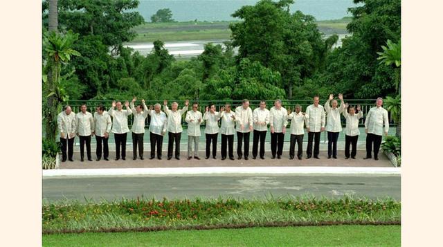 En Filipinas, en 1996, el país anfitrión retomó la costumbre folk con su clásico 'barong' blanco.